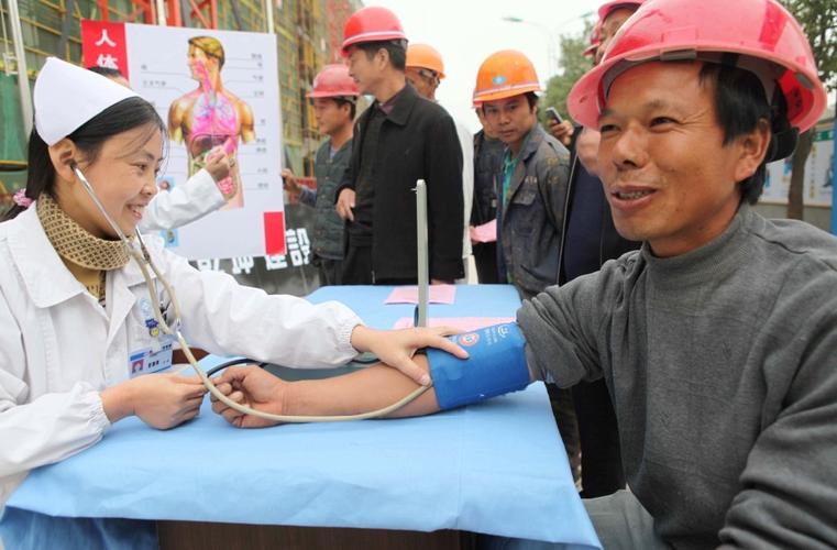走進農(nóng)民工"活動,向農(nóng)民工講解男性健康知識,提供男性健康咨詢服務(wù)